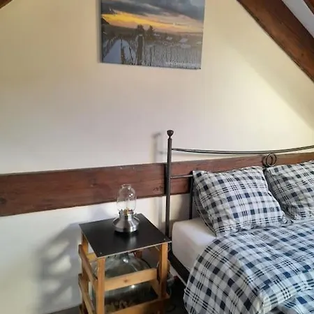 Mansarde Chez Un Vigneron Au Village Au 3eme Etage Sans Ascenseur Apartment Villeneuve