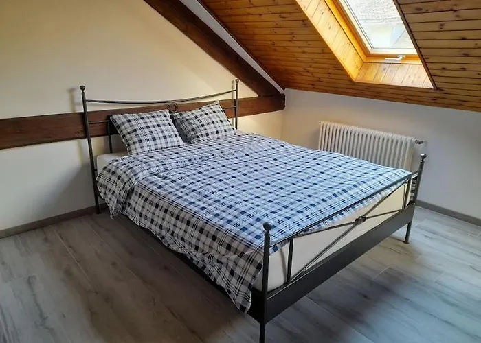 Mansarde Chez Un Vigneron Au Village Au 3eme Etage Sans Ascenseur Villeneuve