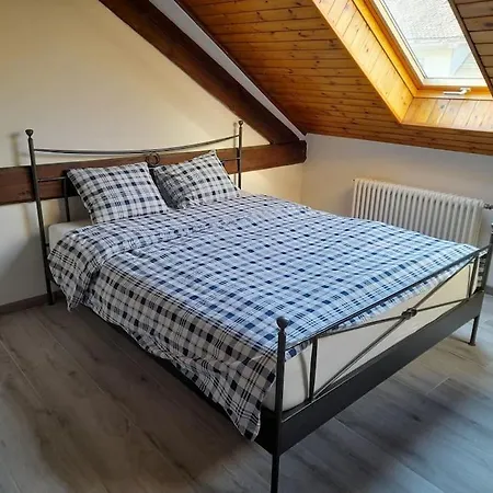 Mansarde Chez Un Vigneron Au Village Au 3eme Etage Sans Ascenseur فيلنوف